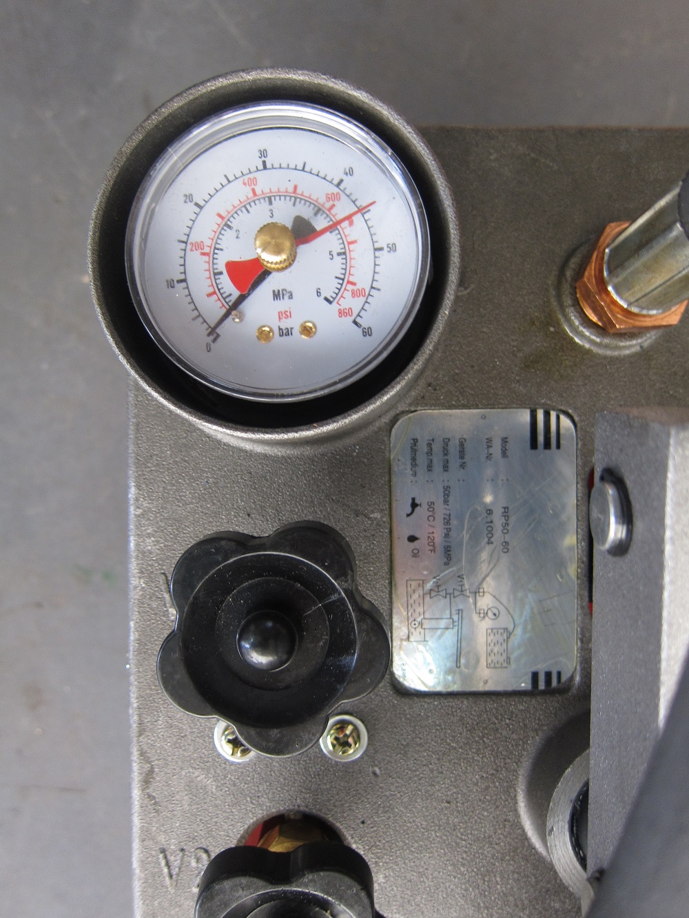 Manual pipe test pump