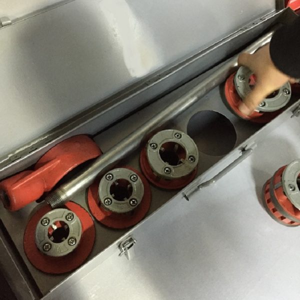 Manual ratchet threader interchangeable with 12R RIDGID dies