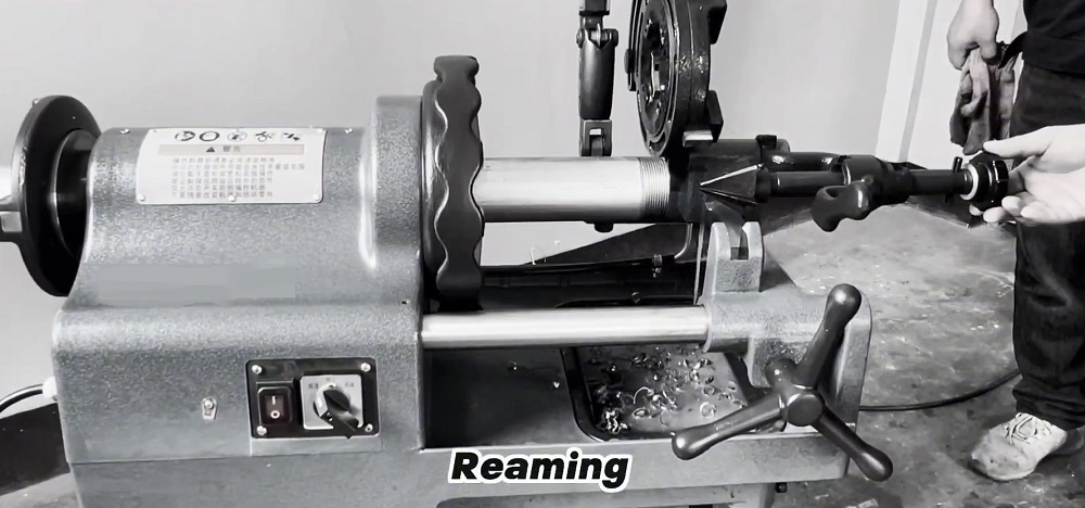 Roscadora de tubos con motor PMSM