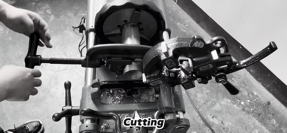 Roscadora de tubos con motor PMSM