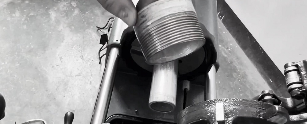 Roscadora de tubos con motor PMSM