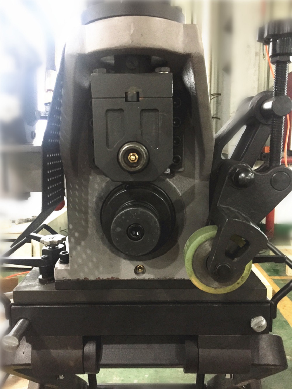 Pipe groove cutting machine