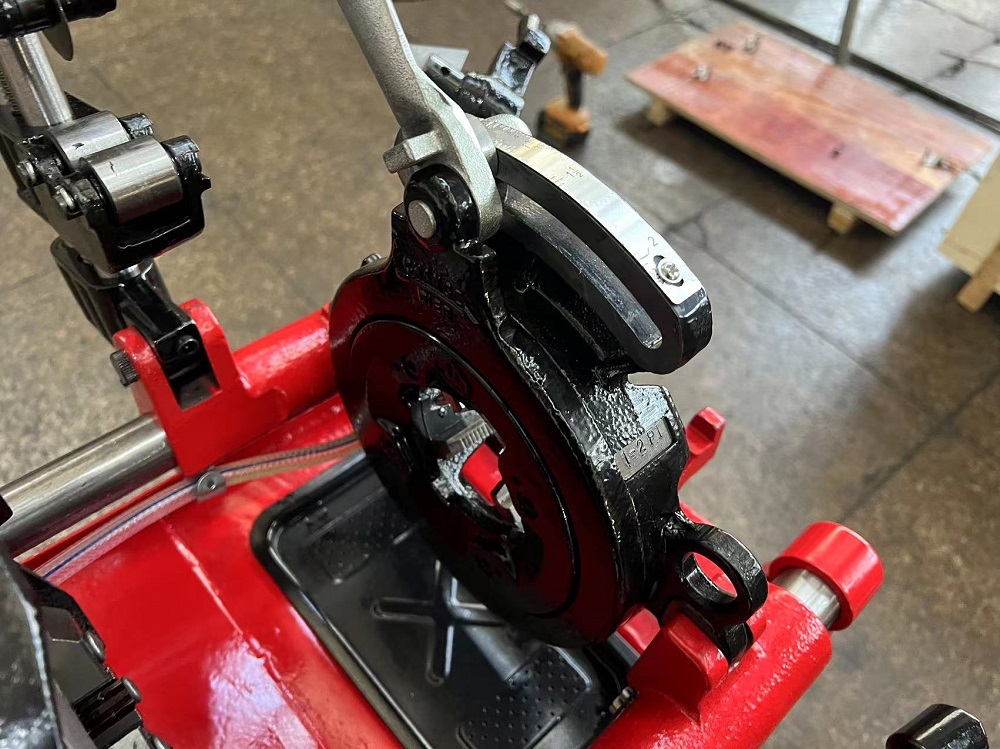 Pipe threading machine with universal motor 1800w